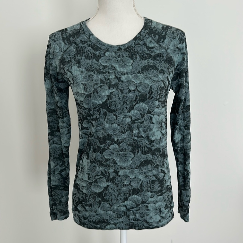 Athleta Floral Workout Top with Thumb Holes for Warmth